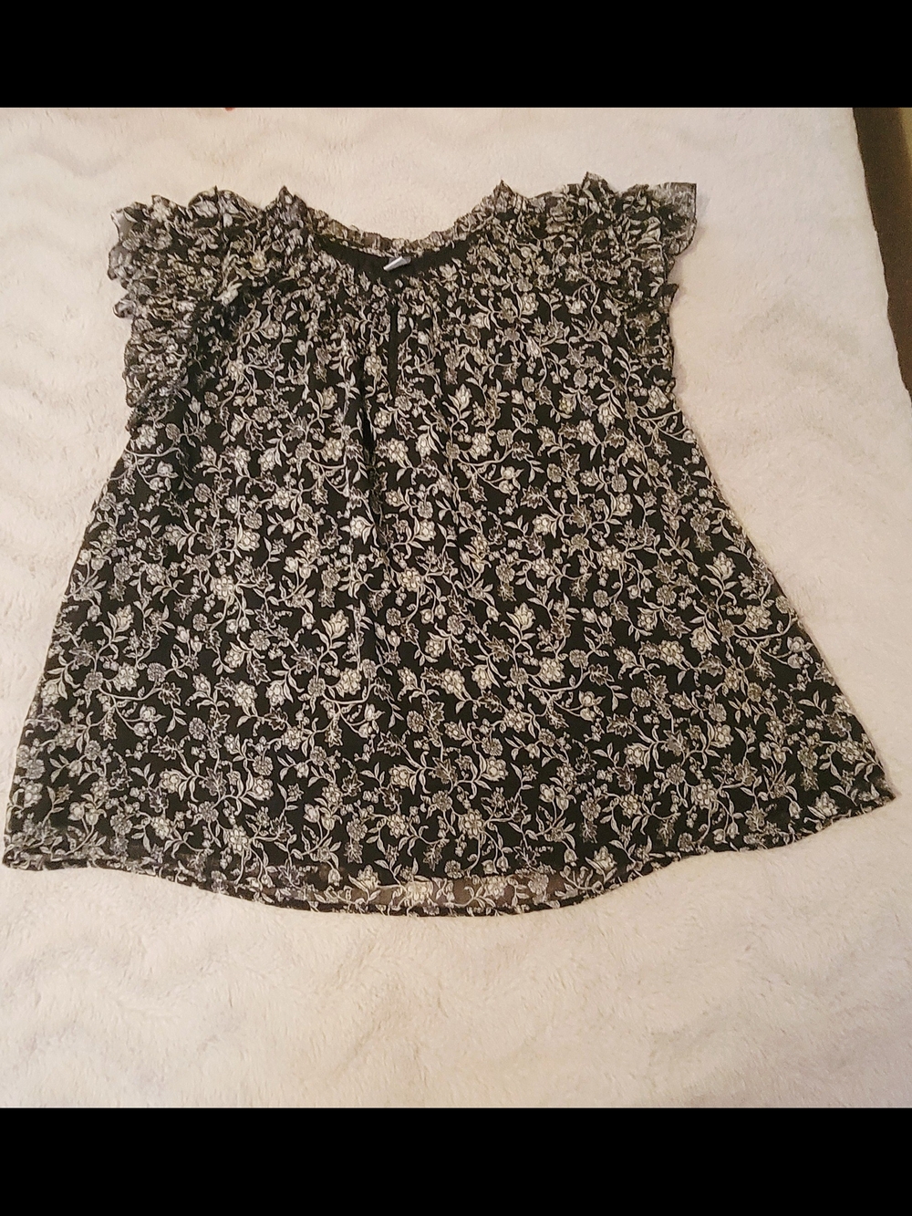 Old Navy Women’s Black Floral Flutter Sleeve Top